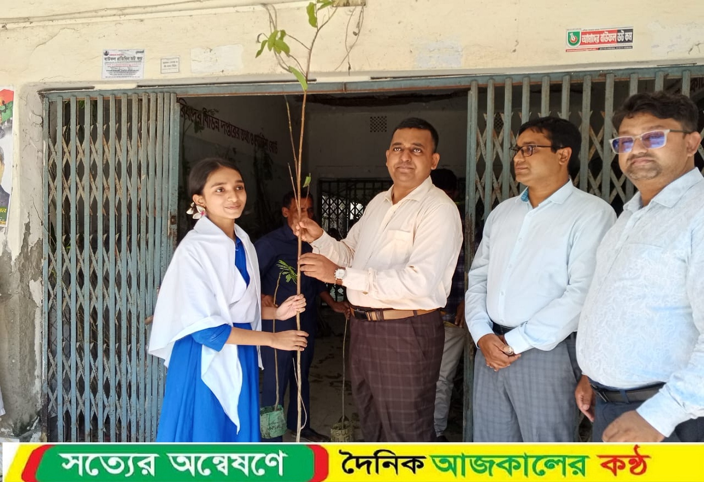 পটুয়াখালীর বাউফলে ৩ শতাধিক  শিক্ষার্থীদের মাঝে  ফলজ  ও বনজ গাছের চারা বিতরণ