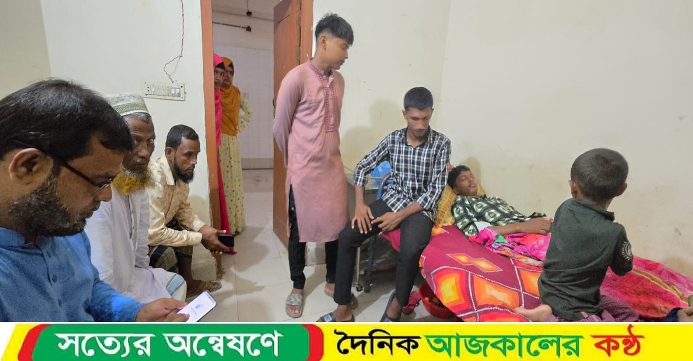 বাউফলে প্রশাসনের উপস্থিতে শিক্ষার্থীকে ছুরিকাঘাত, পুলিশ সহ আহত ২