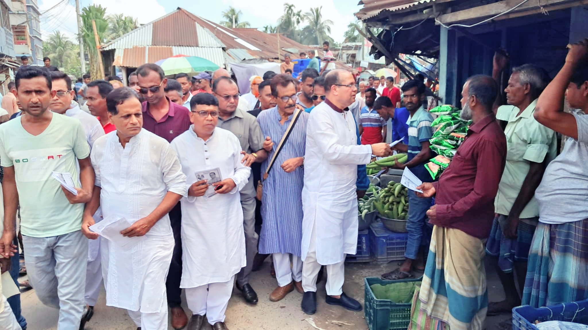 নড়াইল-২ আসনে এনপিপির চেয়ারম্যান ড. ফরহাদের ধানের শীষের পক্ষে গণসংযোগ ও লিফলেট বিতরণ