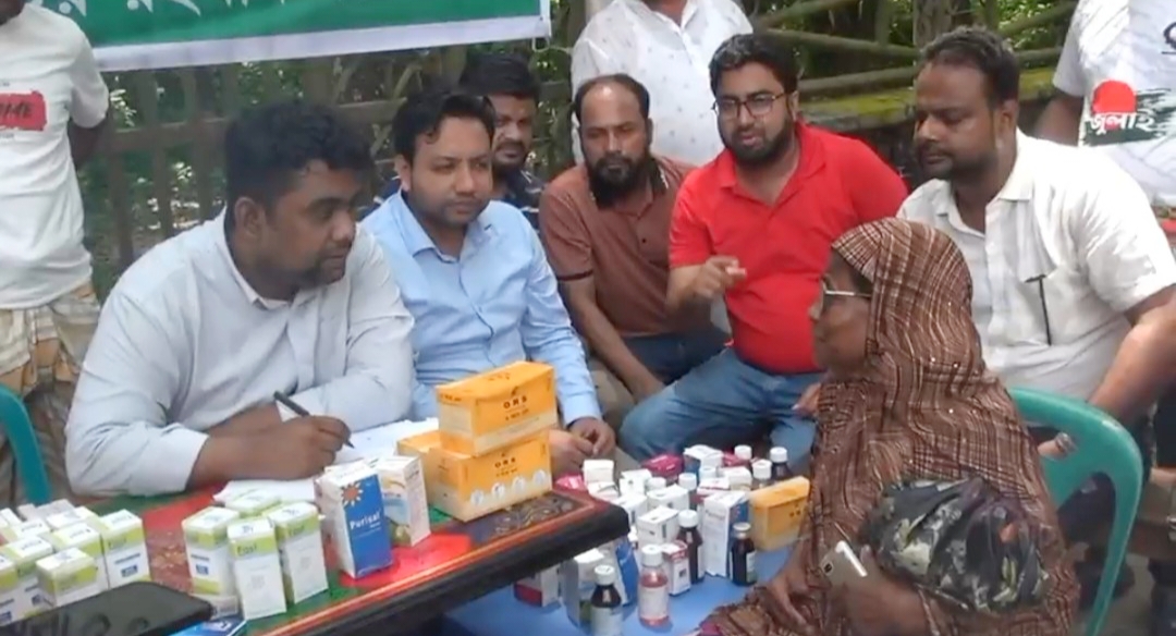 নাটোরে জিয়াউর রহমান ফাউন্ডেশন এর উদ্যোগে ডায়রিয়াপীড়িত রোগীদের চিকিৎসা সেবা ও ঔষুধ প্রদান