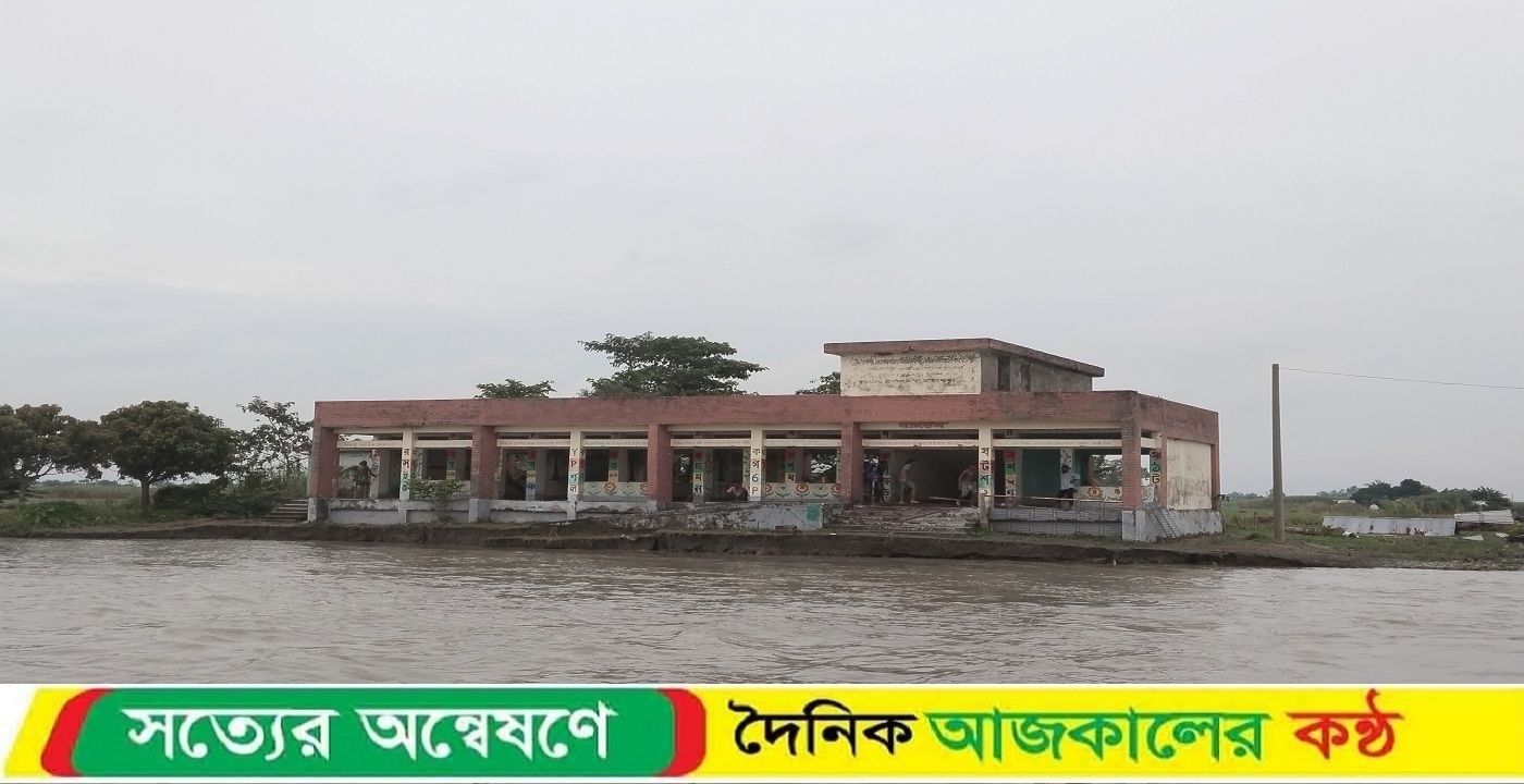 শরীয়তপুরের ভেদরগঞ্জে পদ্মা নদীর ভাঙ্গনে বিলীন হয়ে যায় কাঁচিকাটার ১৫১নং স্কুল