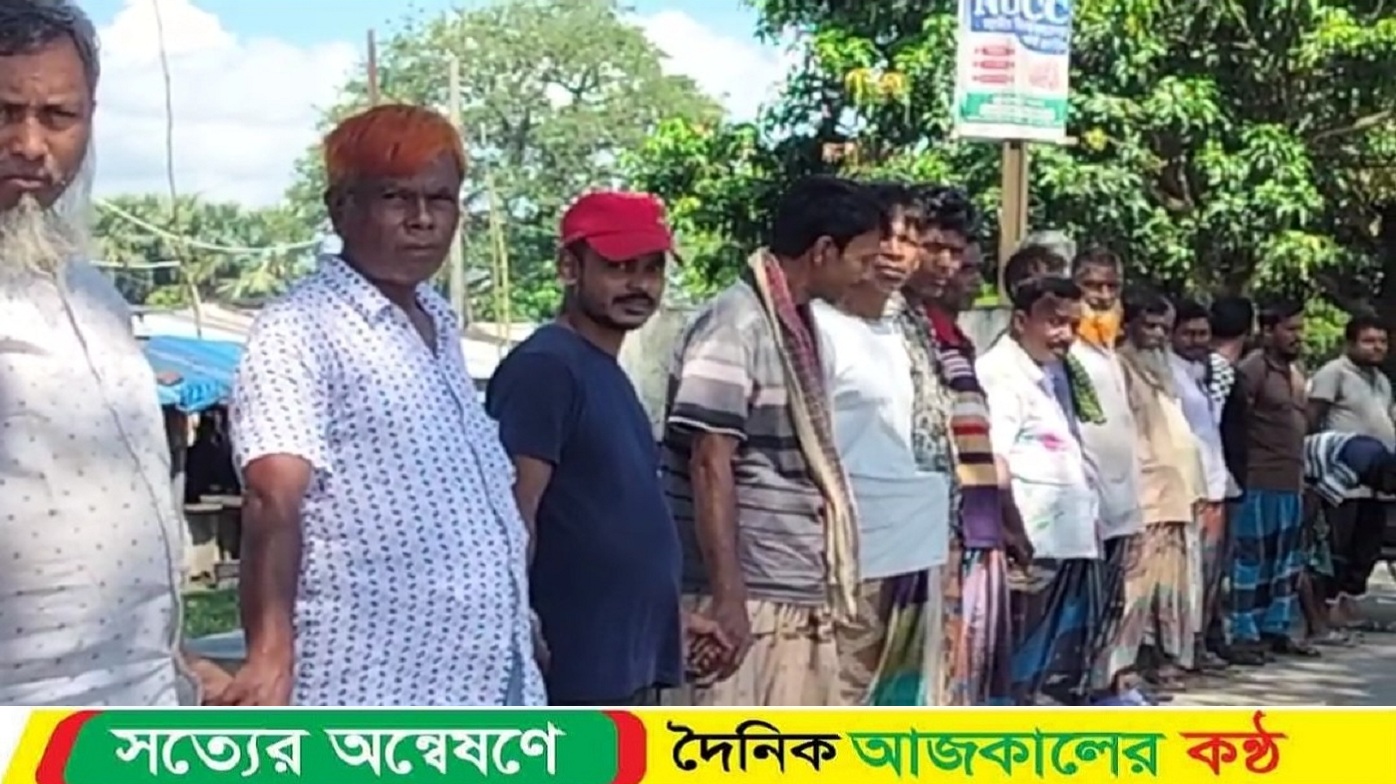 নাটোরে ট্রেন লাইনে নাশকতাকারীদের গ্রেফতার দাবিতে মানববন্ধন