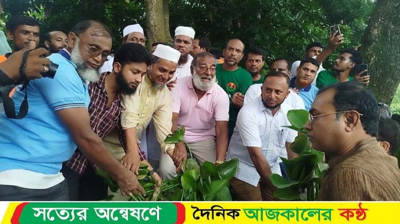 নেত্রকোনা ধলাই নদীর প্রান ফেরাতে পৌরসভা উদ্যোগে কচুরিপানা পরিষ্কার