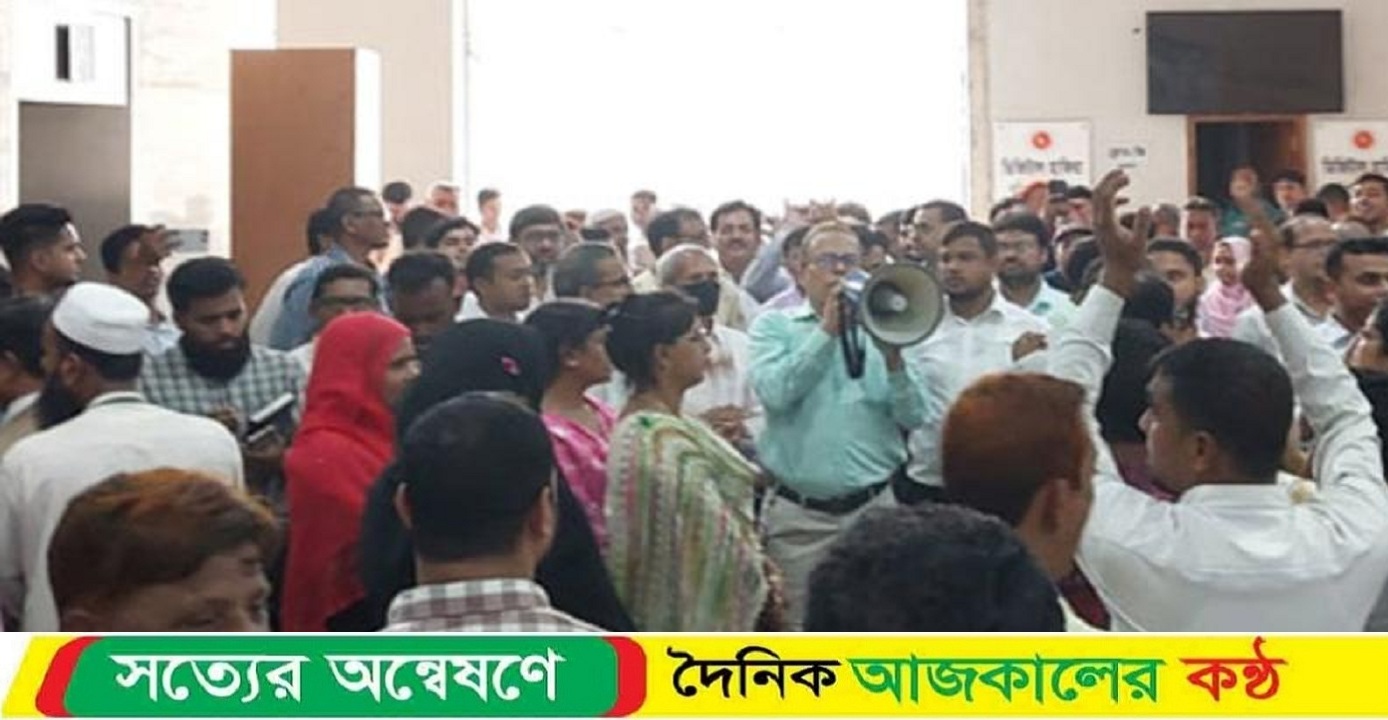 বিভিন্ন দাবিতে সচিবালয়ে কর্মচারীদের বিক্ষোভ