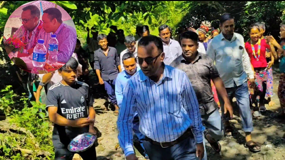 রুমতুই কারবারি পাড়ায় সরকারি সুবিধা বঞ্চিত ম্রো জনগোষ্ঠীর পাশে ইউপি চেয়ারম্যান কফিল উদ্দীন