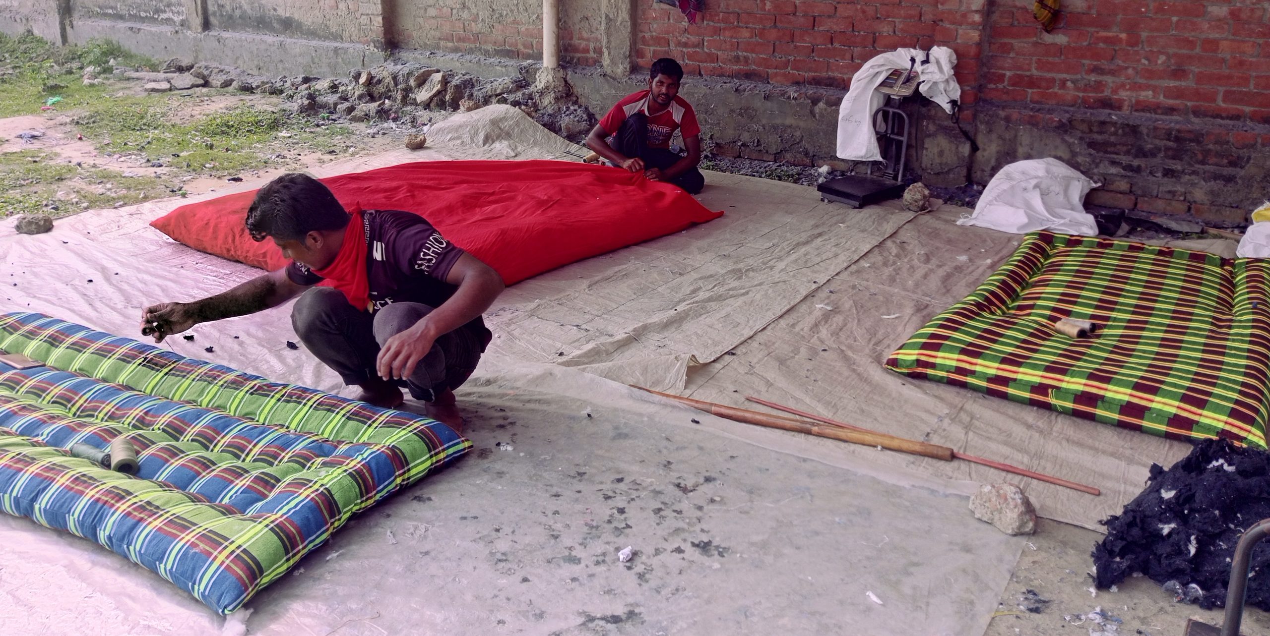 তারাগঞ্জে শীতের আগমনে জমজমাট লেপ তোষকের বাজার