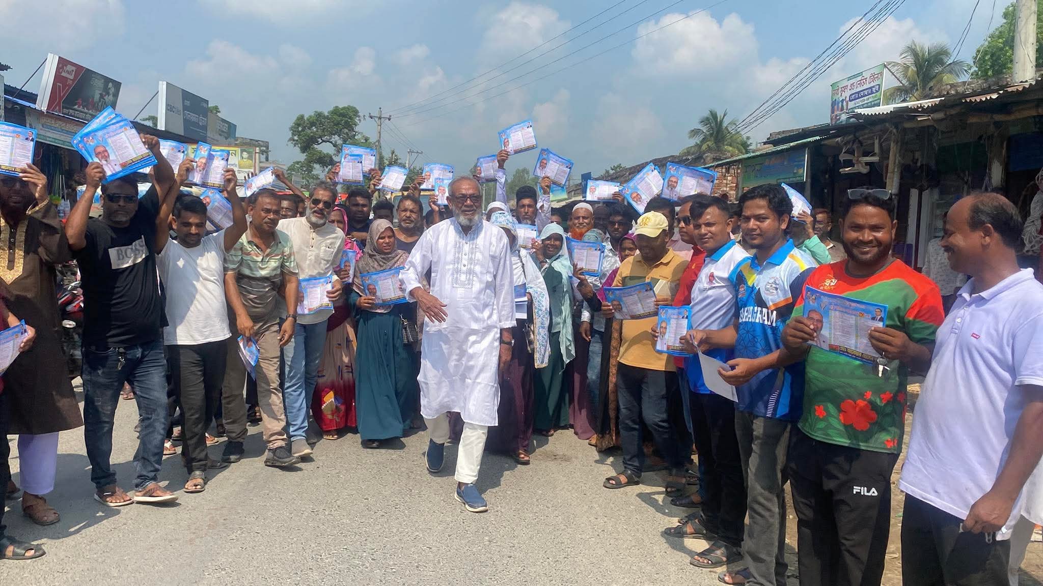 বীরমুক্তিযোদ্ধা আনোয়ার হোসেন বুলু’র ৩১দফা লিফলেট বিতরণ ও গণসংযোগ