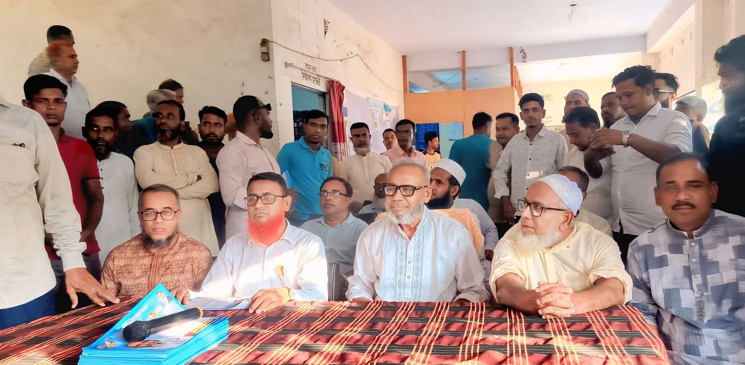 ‎বীরমুক্তিযোদ্ধা আনোয়ার হোসেন বুলু’র শিক্ষার্থীদের সাথে মতবিনিময় ও ৩১ দফার লিফলেট বিতরণ