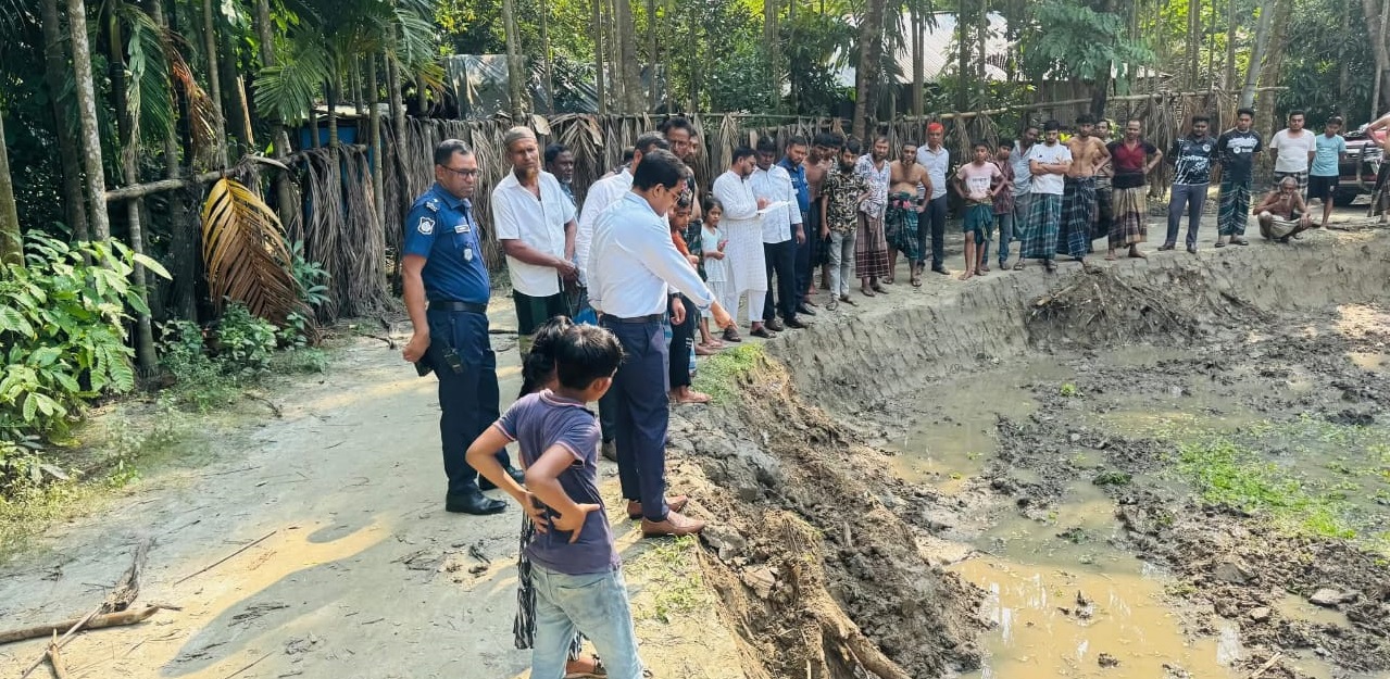 লক্ষ্মীপুর সদরের নেয়ামতপুরে রাস্তা কেটে মাটি নেওয়া: ইউএনও’র সরেজমিন পরিদর্শন