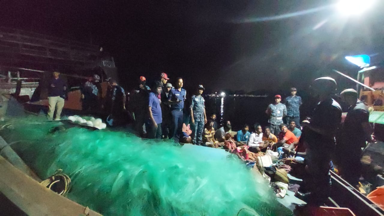 বঙ্গোপসাগরে ভারতীয় ট্রলারসহ ১৪ জেলে আটক