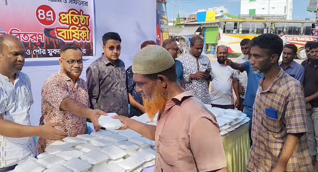 সাতক্ষীরা বাস টার্মিনালে বাংলাদেশ জাতীয়তাবাদী যুবদলের পক্ষ থেকে পথচারীদের মাঝে খাবার বিতরণ