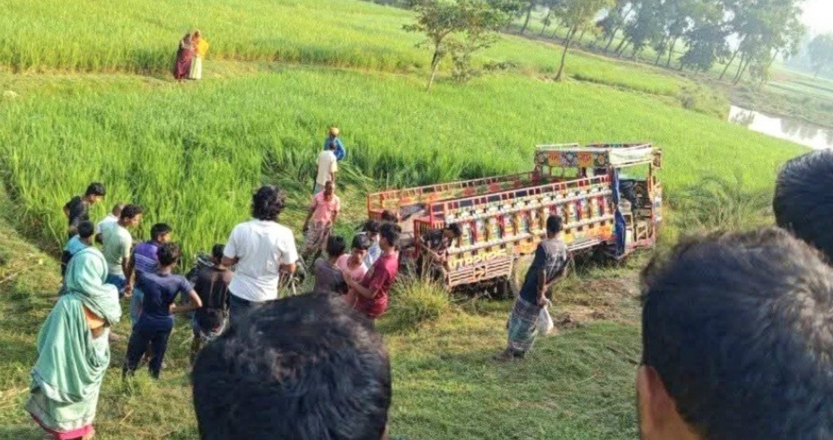 নওগাঁর ধামইরহাটে গরুবোঝাই ভটভটি উল্টে ২ ব্যবসায়ী নিহত
