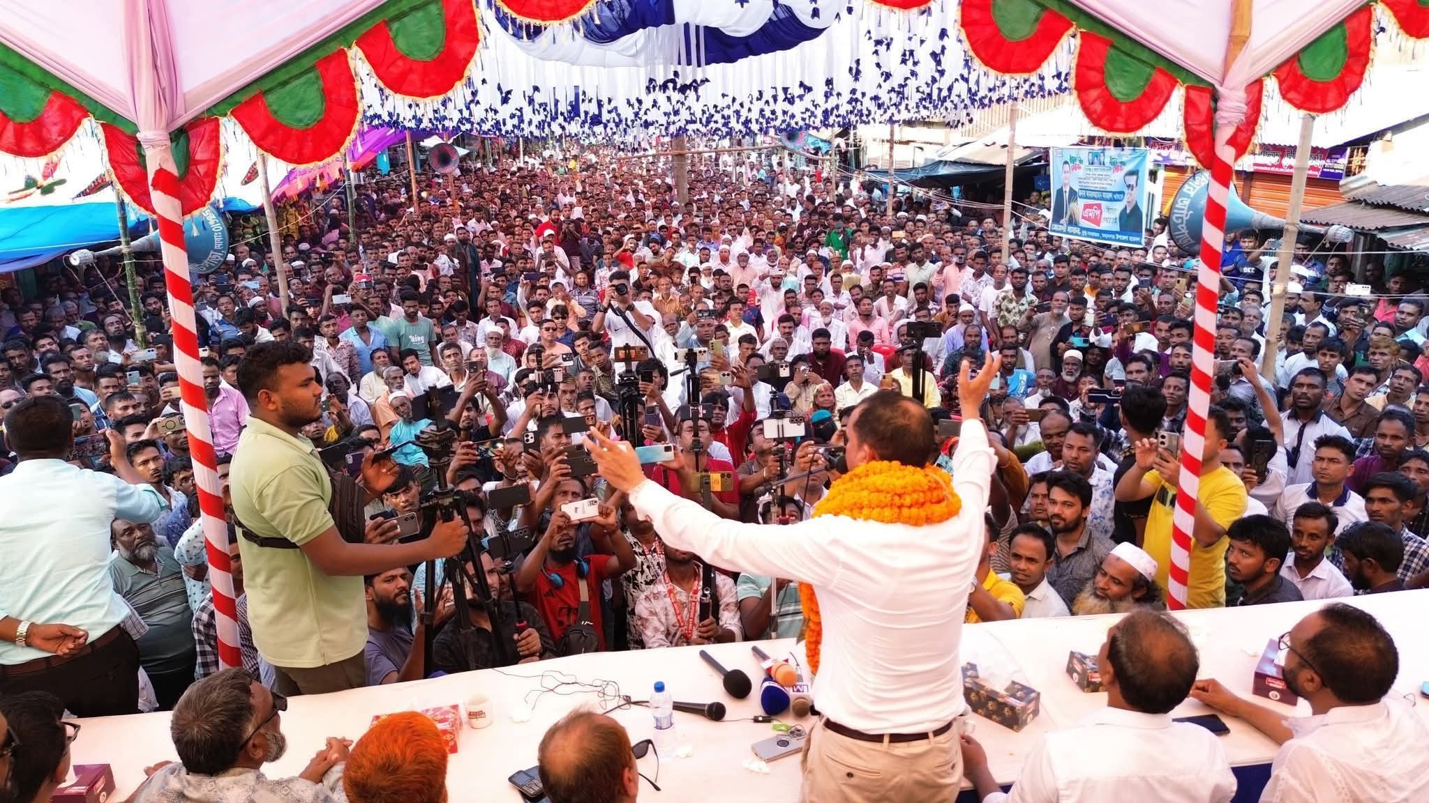 হাওড় বন্ধু কামরুজ্জামান কামরুলের উপস্থিতে মধ্যনগরে জনস্রোত 