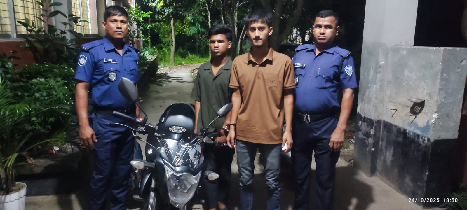চোরাইকৃত মোটরসাইকেল উদ্ধারসহ দুই চোর আটক