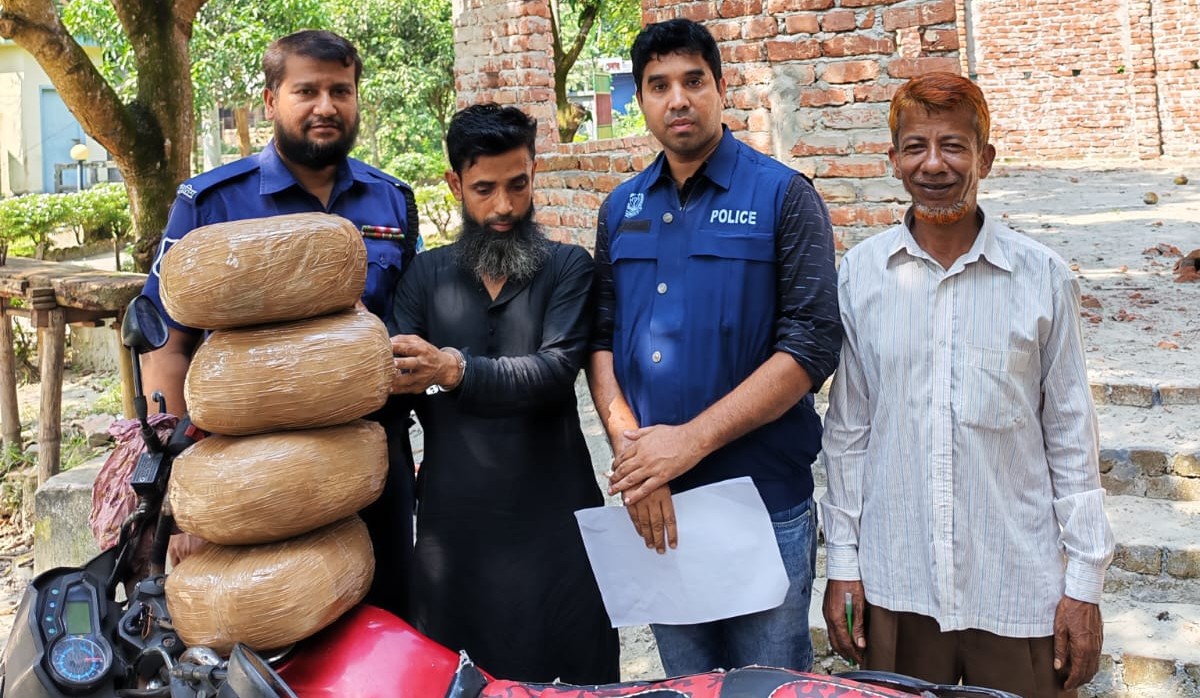 ব্রাহ্মণপাড়ায় সাজাপ্রাপ্ত আসামিসহ চারজন গ্রেপ্তার, ১০ কেজি গাঁজা উদ্ধার