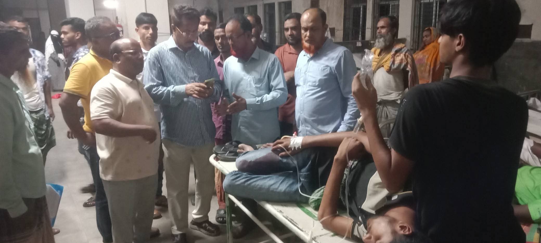 নেতাকর্মীদের প্রতি দায়িত্ব বোধ থেকে রাত দুপুরে শেরে বাংলা মেডিকেল কলেজ হসপিটালে ছুটে আসলেন আবুল হোসেন খান!