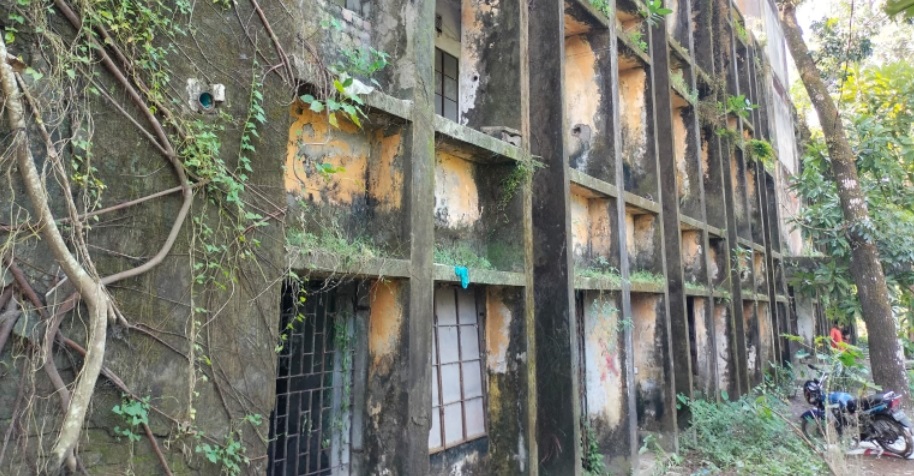 বাকেরগঞ্জ সরকারি কলেজের ছাত্রাবাস এখন মাদক সেবীদের আস্তানা!