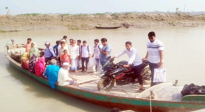 স্বাধীনতার ৫৪ বছরেও ভাগ্যের পরিবর্তন হয়নি বাকেরগঞ্জ উপজেলার লাখো মানুষের ভরসা খেয়া নৌকা!