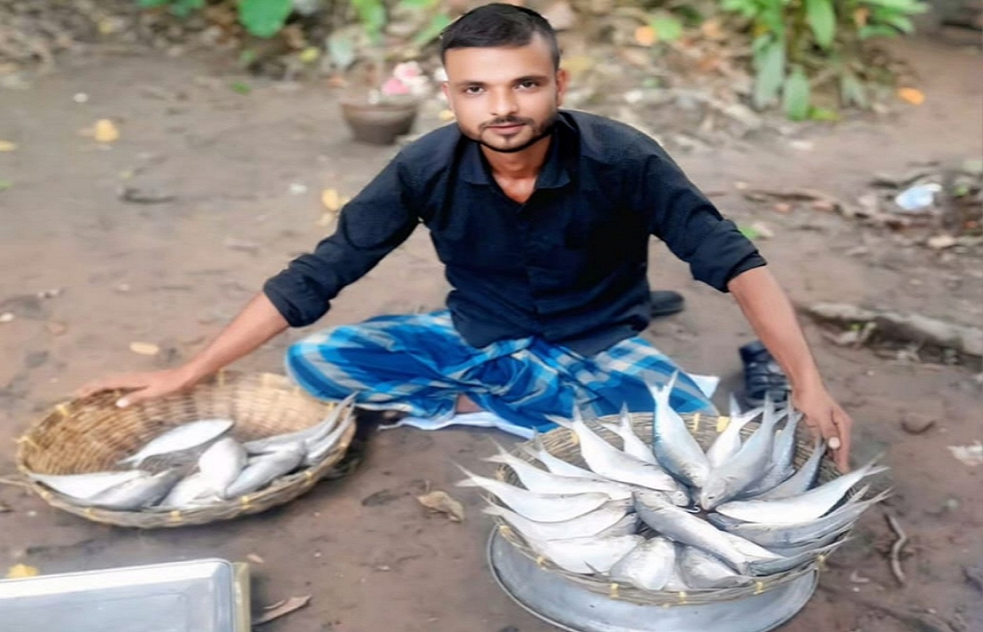 নি/ষে/ধা/জ্ঞা সত্ত্বেও বাকেরগঞ্জে প্রকাশ্যে বি’ক্রি হচ্ছে ইলিশ