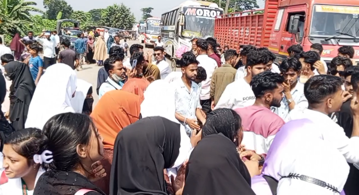 গৌরনদীতে ডাস্টবিন অপসারণের দাবিতে শিক্ষার্থীদের বিক্ষোভ
