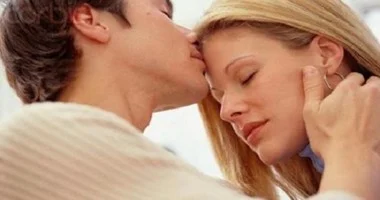 মানসিক চাপ কমায় চুমু