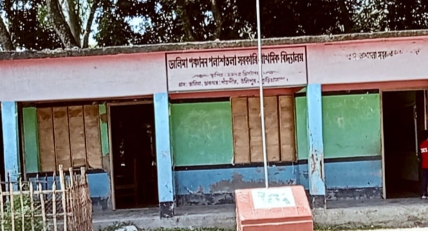 অর্ধশতাব্দী পেরিয়ে ঝুঁকিপূর্ণ ভবনে পাঠদান: টেকসই ভবনের দাবি এলাকাবাসীর