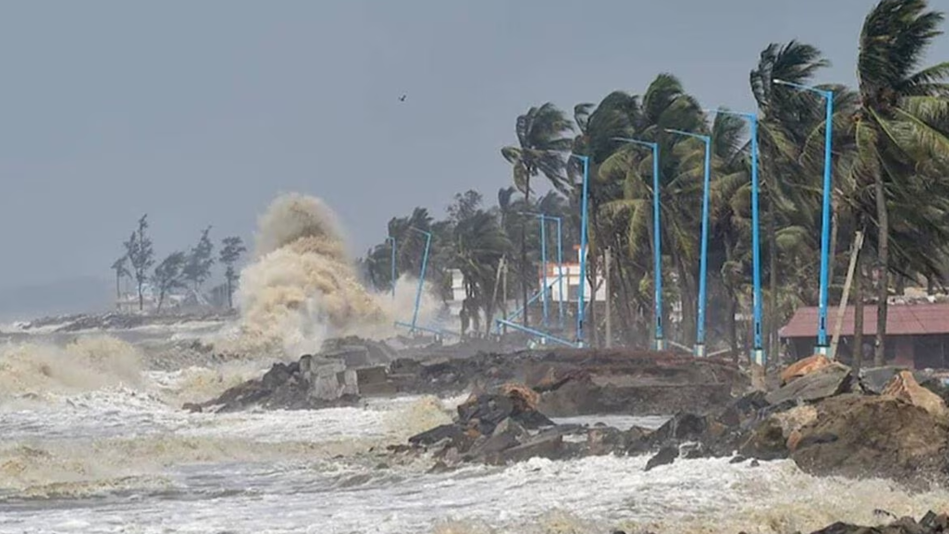 উপকূল অতিক্রম করেছে গভীর নিম্নচাপটি