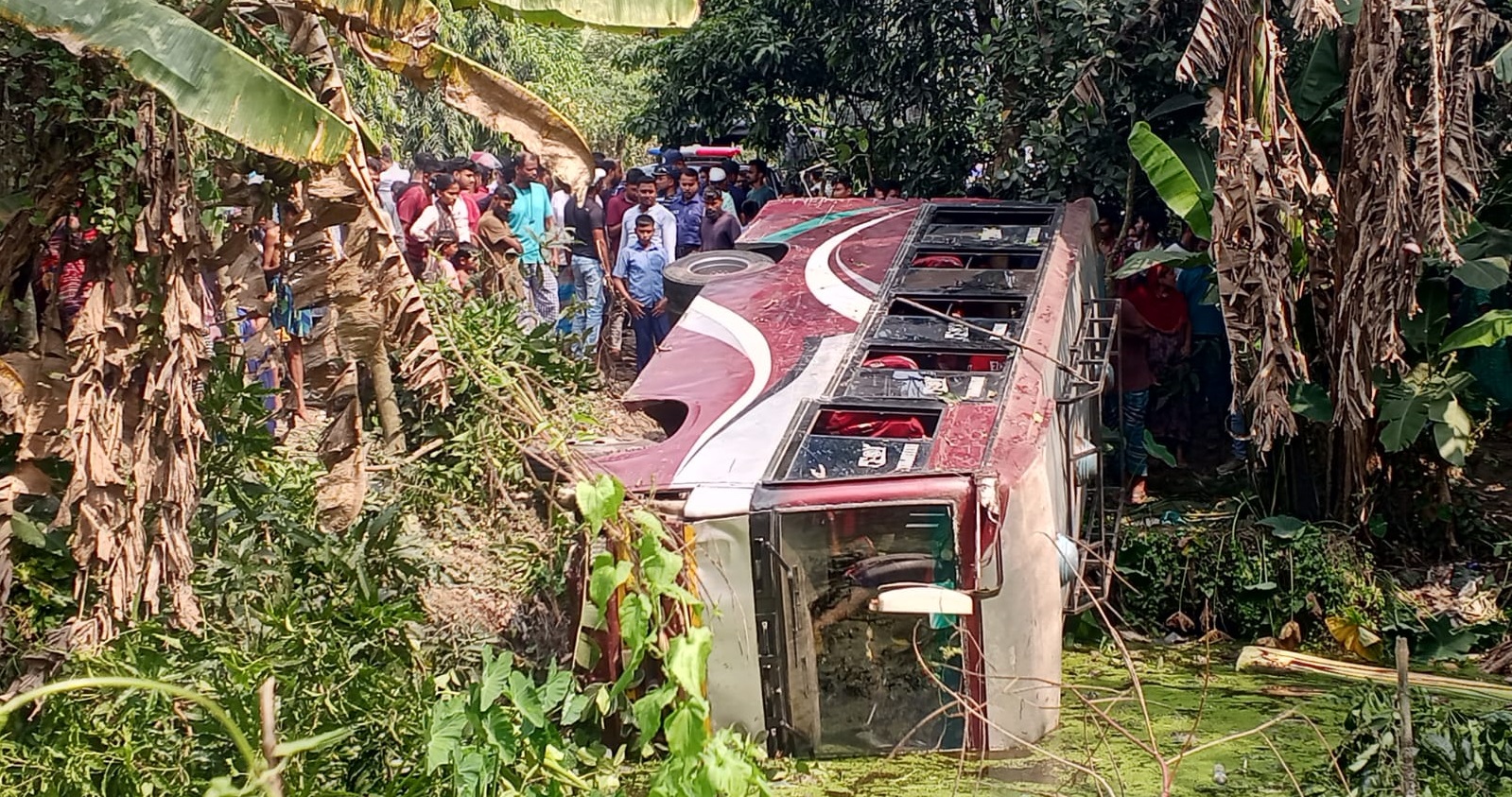 মাদারীপুরে নিয়ন্ত্রণ হারিয়ে বাস খাদে,পথচারী নারী নিহত