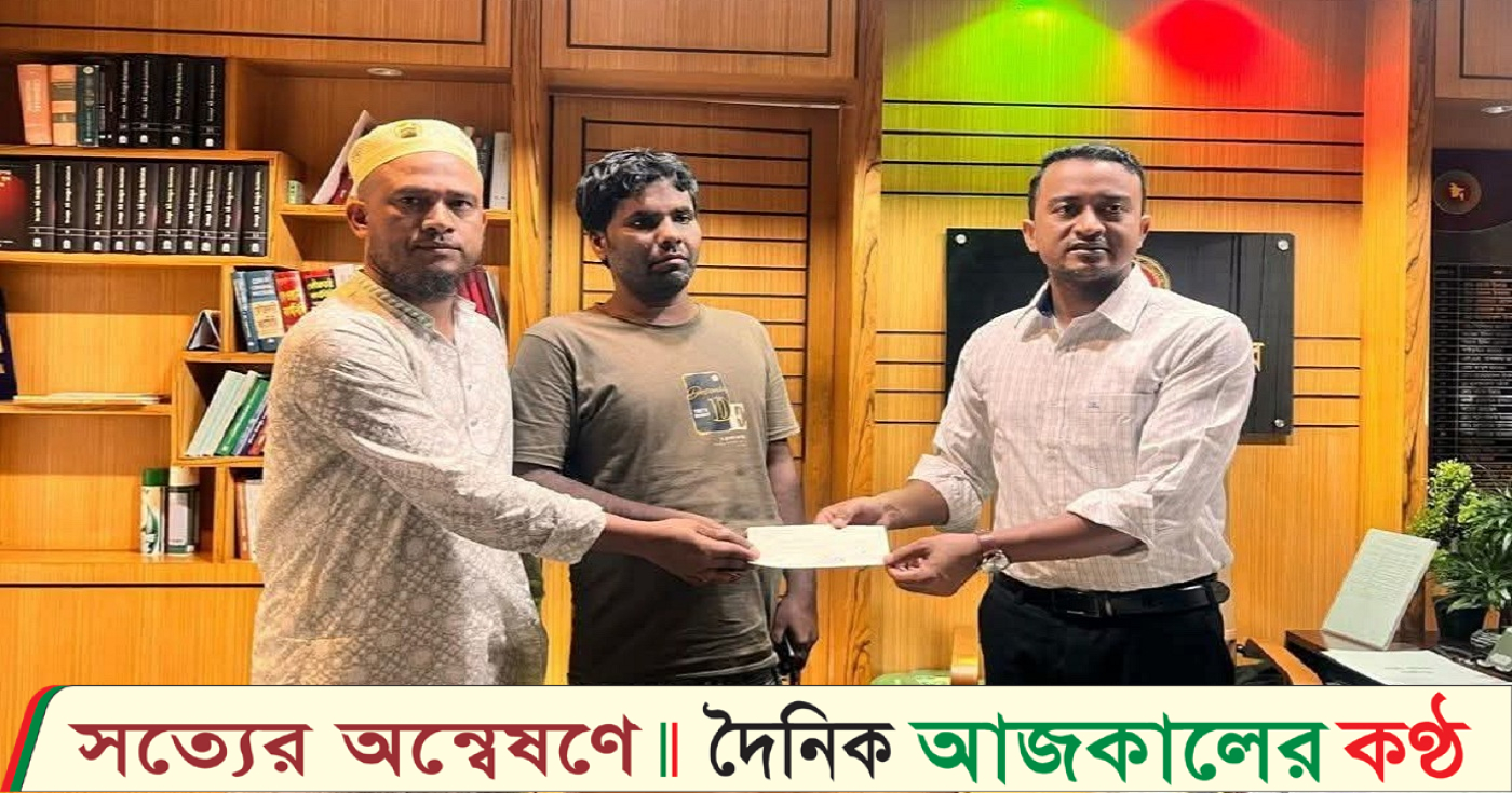 কালিয়াকৈর নৌকা ডুবি নিহতের পরিবারের হাতে চেক তুলে দেন কালিয়াকৈর উপজেলা নির্বাহী কর্মকর্তা কাউসার আহামেদ