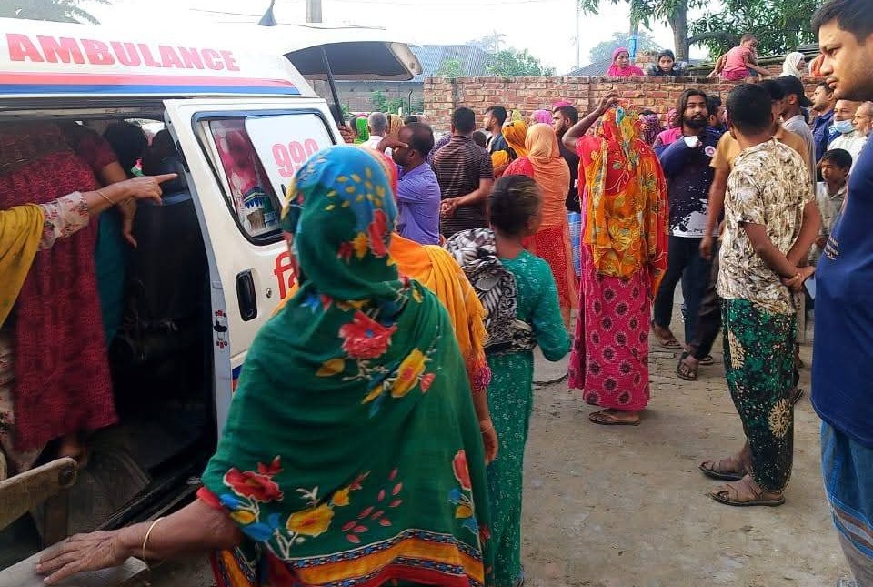 পলাশবাড়ীতে ভুল চিকিৎসায় প্রসূতি ও নবজাতকের মৃত্যু : মা ক্লিনিকে ভাংচুর ও অগ্নিসংযোগ
