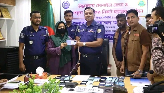 পিরোজপুর জেলা পুলিশের উদ্যোগে হারানো মোবাইল ফোন ও টাকা উদ্ধার পূর্বক হস্তান্তর