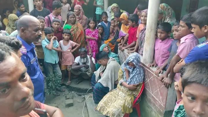 গাইবান্ধা সুন্দরগঞ্জে রাতের আধারে নারীসহ পুলিশ আটক