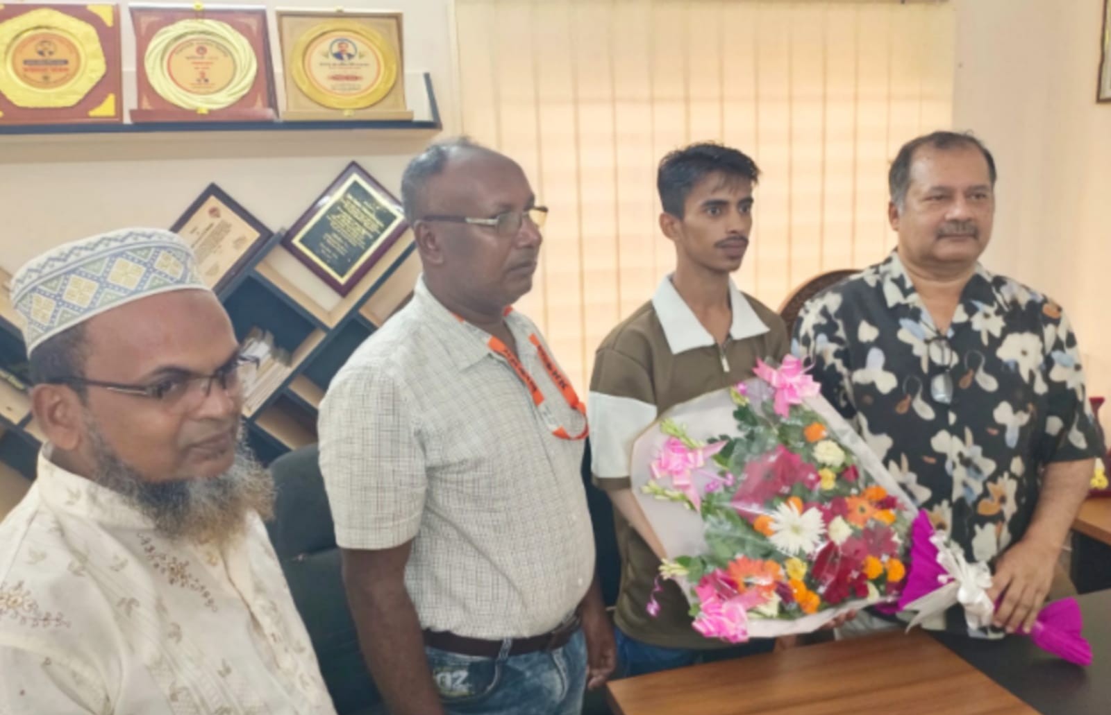 সিঙ্গাপুরে চিকিৎসা শেষে ফেরা জুলাই যোদ্ধাকে ফুলেল শুভেচ্ছা বরণ করলেন জহির উদ্দিন স্বপন