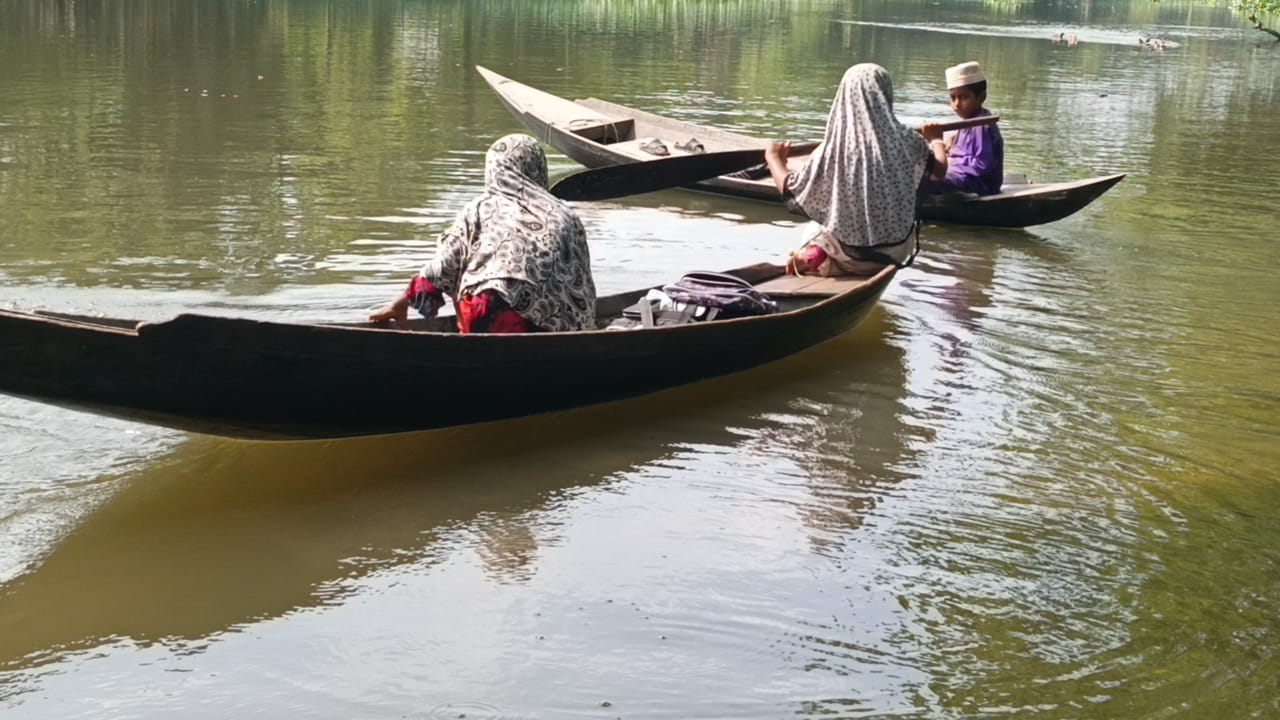 উন্নয়ন বঞ্চিত নাজিরপুরের প্রত্যন্ত এলাকার ডিঙ্গি নৌকাই যখন চলাচলের একমাত্র ভরসা