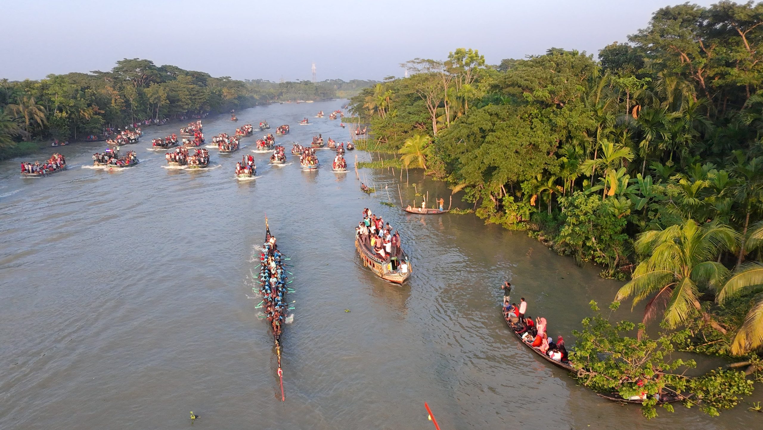 পিরোজপুরের কালিগঙ্গা নদীতে গ্রাম বাংলার ঐতিহ্যবাহী নৌকা বাইচ অনুষ্ঠিত