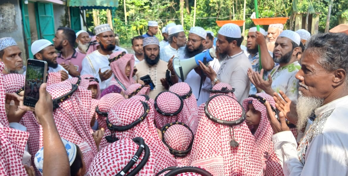বাউফলের ধুলিয়া ইউনিয়নে জামাত নেতা ড. মাসুদের গণসংযোগ