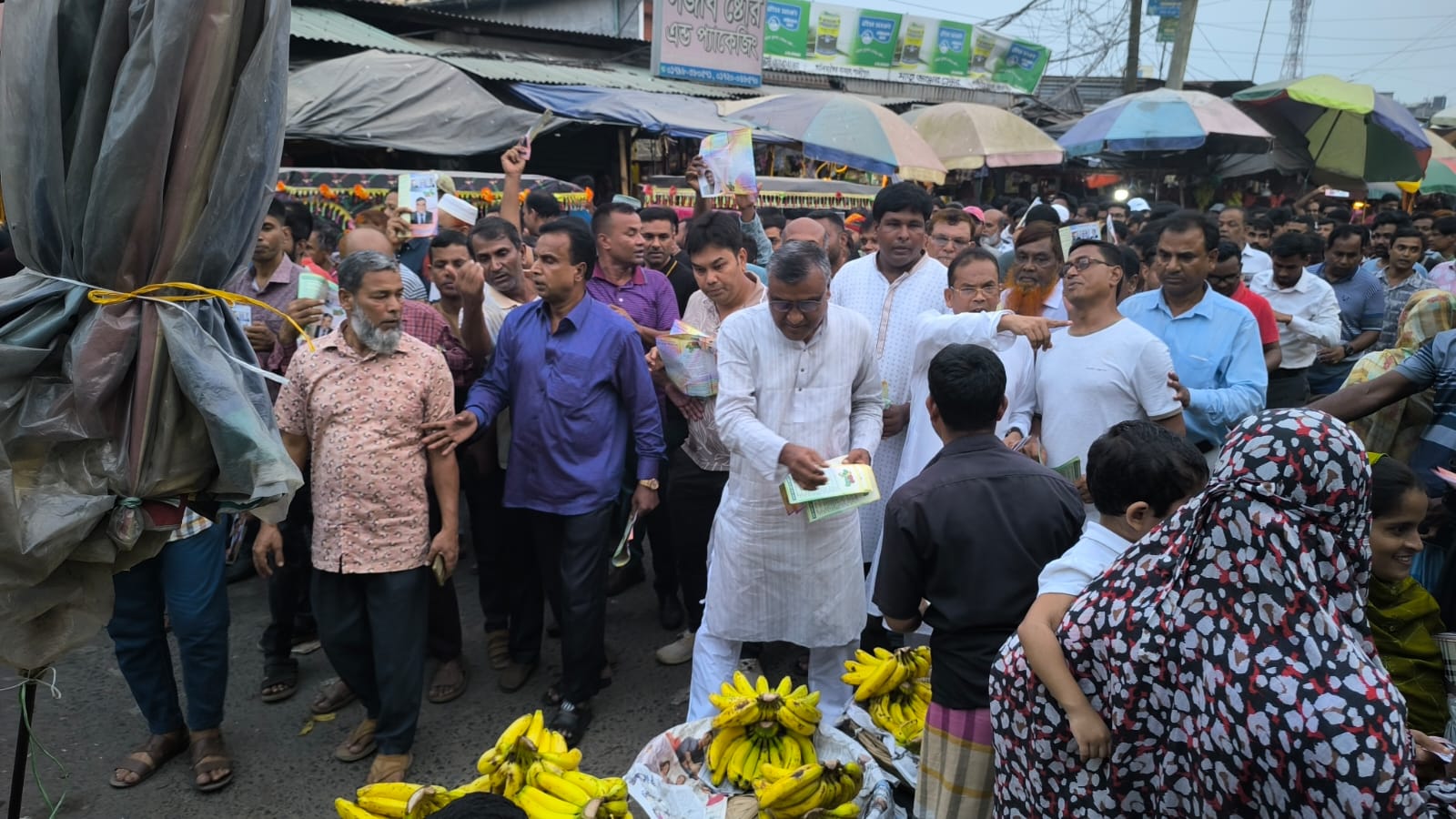 তারেক রহমানের ৩১ দফা বাস্তবায়নে কালিয়াকৈরে বিএনপির লিফলেট বিতরণ