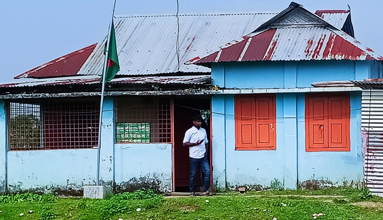 মোহনগঞ্জ দালাল চক্রের অপপ্রচার, সৎ কর্মকর্তার বিরুদ্ধে বানোয়াট অভিযোগে সরব মহল
