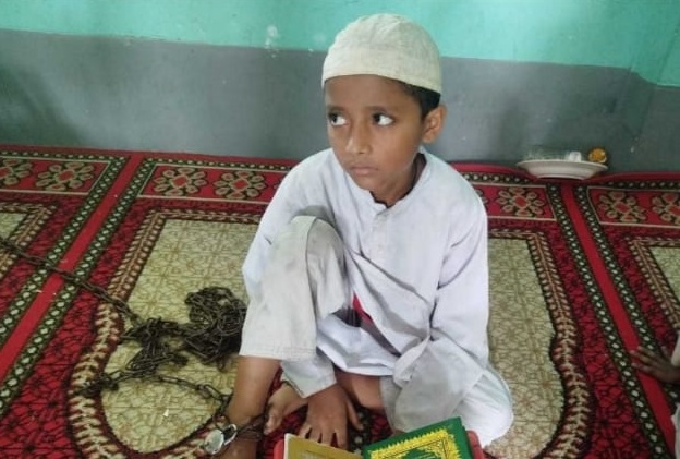 ভান্ডারিয়ায় কওমী মাদ্রাসা থেকে পায়ে শিকল বাঁধা শিশু শিক্ষার্থী উদ্ধার