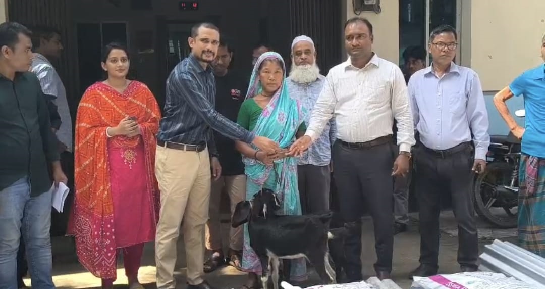 কালিয়াকৈরে ক্ষুদ্র নৃ গোষ্ঠীদের মাঝে ছাগল ও উপকরণ বিতরণ