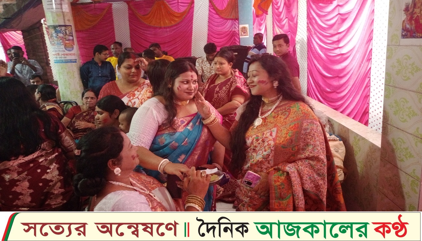 নাটোরের বিভিন্ন পূজা মন্ডপে পুজা অর্চনা মধ্যে দিয়ে সিঁদুর খেলা অনুষ্ঠিত