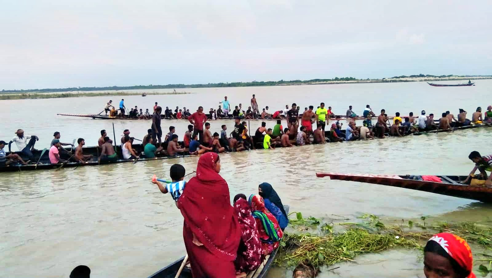 লোহাগড়ায় অনুষ্ঠিত হলো ঐতিহ্যবাহী নৌকা বাইচ প্রতিযোগিতা