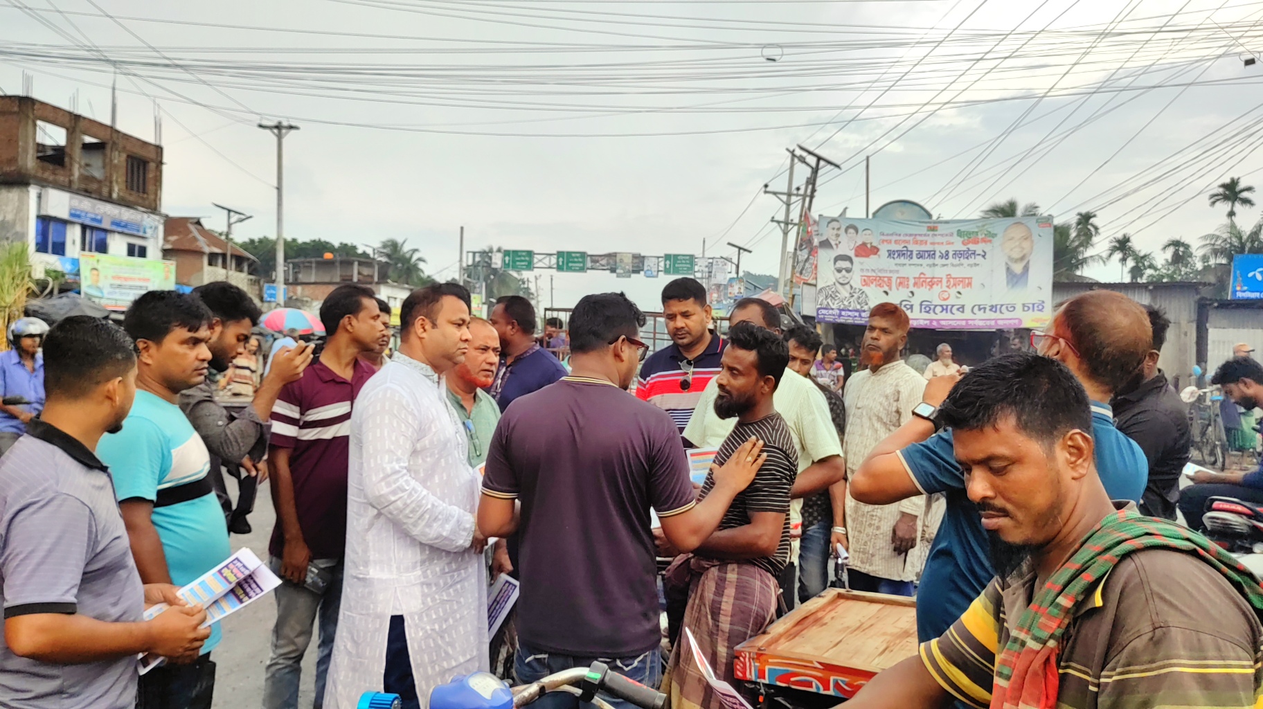 লোহাগড়ায় রাষ্ট্র সংস্কারের ৩১ দফা বাস্তবায়নে বিএনপি নেতা তুহিন মোল্যার লিফলেট বিতরণ