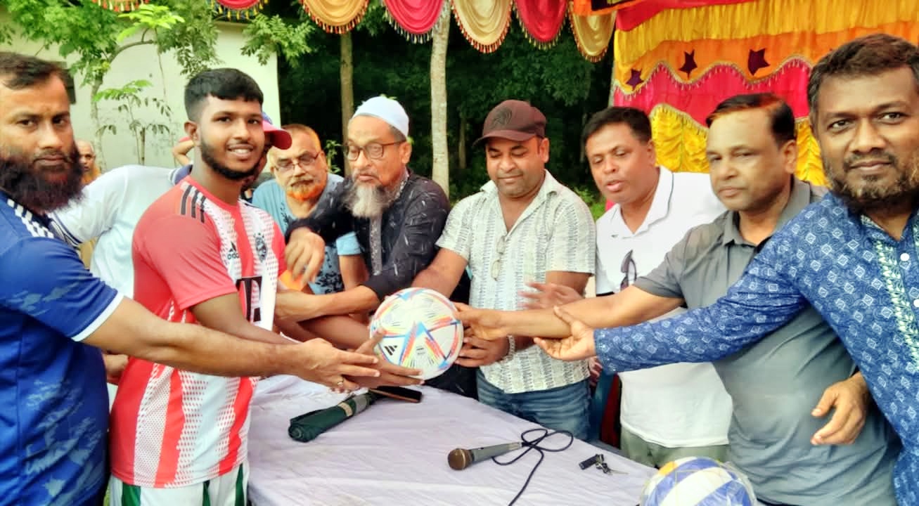 নড়াইলে ৮ দলীয় নকআউট ফুটবল টুর্নামেন্টের উদ্ধোধন