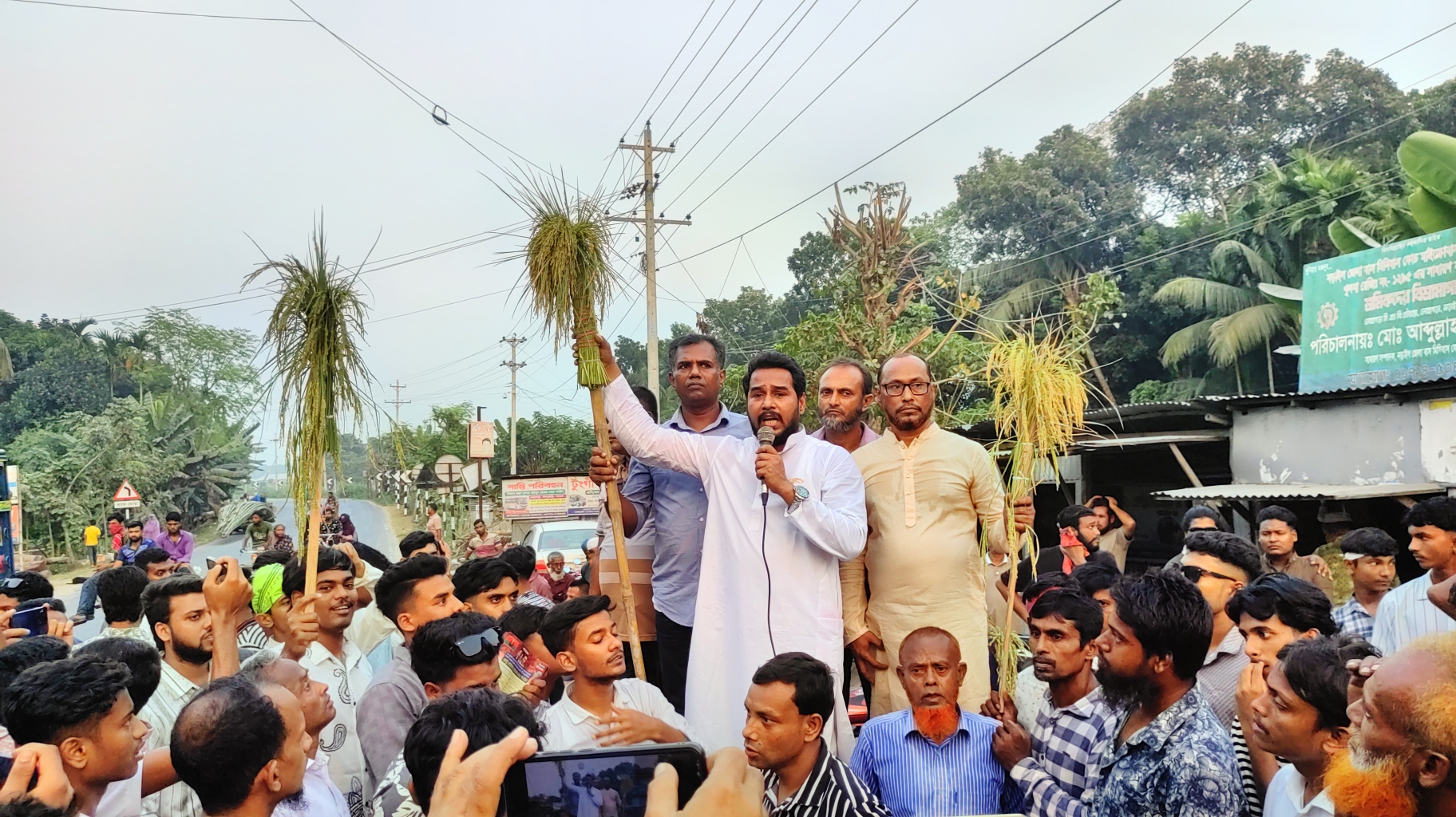 লোহাগড়ায় ৩১ দফা বাস্তবায়নের লক্ষ্যে এইচ এম রাশেদ এর নেতৃত্বে গণমিছিল ও লিফলেট বিতরণ