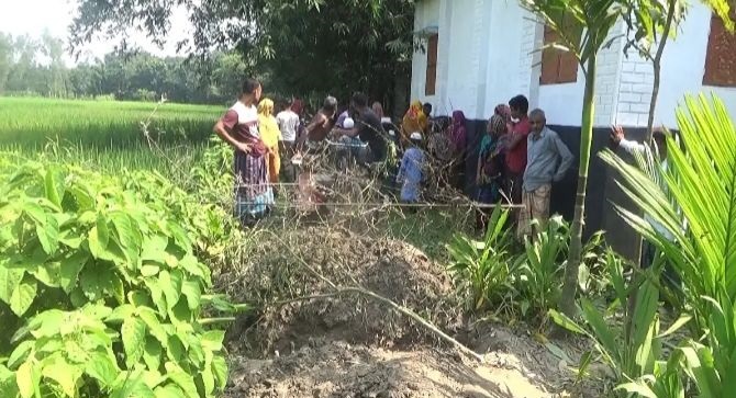 গাইবান্ধায় চা না খাওয়ায় রাস্তা বন্ধ করে দিলেন দোকানদার