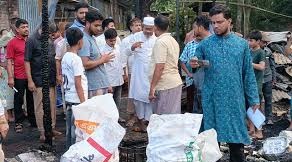 থানচিতে অগ্নিকাণ্ডে ক্ষতিগ্রস্তদের জামায়াতে ইসলামীর নগদ অর্থ সহায়তা প্রদান