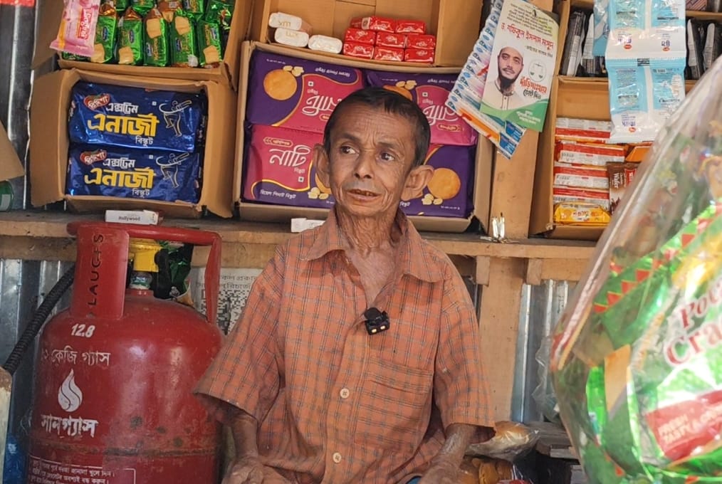 তিন ফুট উচ্চতা, আজীবনের সংগ্রাম: বাউফলের বজলু হাওলাদারের বেঁচে থাকার লড়াই