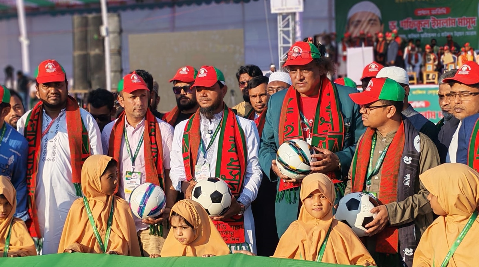 বাউফলে ‘জুলাই শহীদ স্মৃতি’ প্রীতি ফুটবল ম্যাচে দর্শকের ঢল