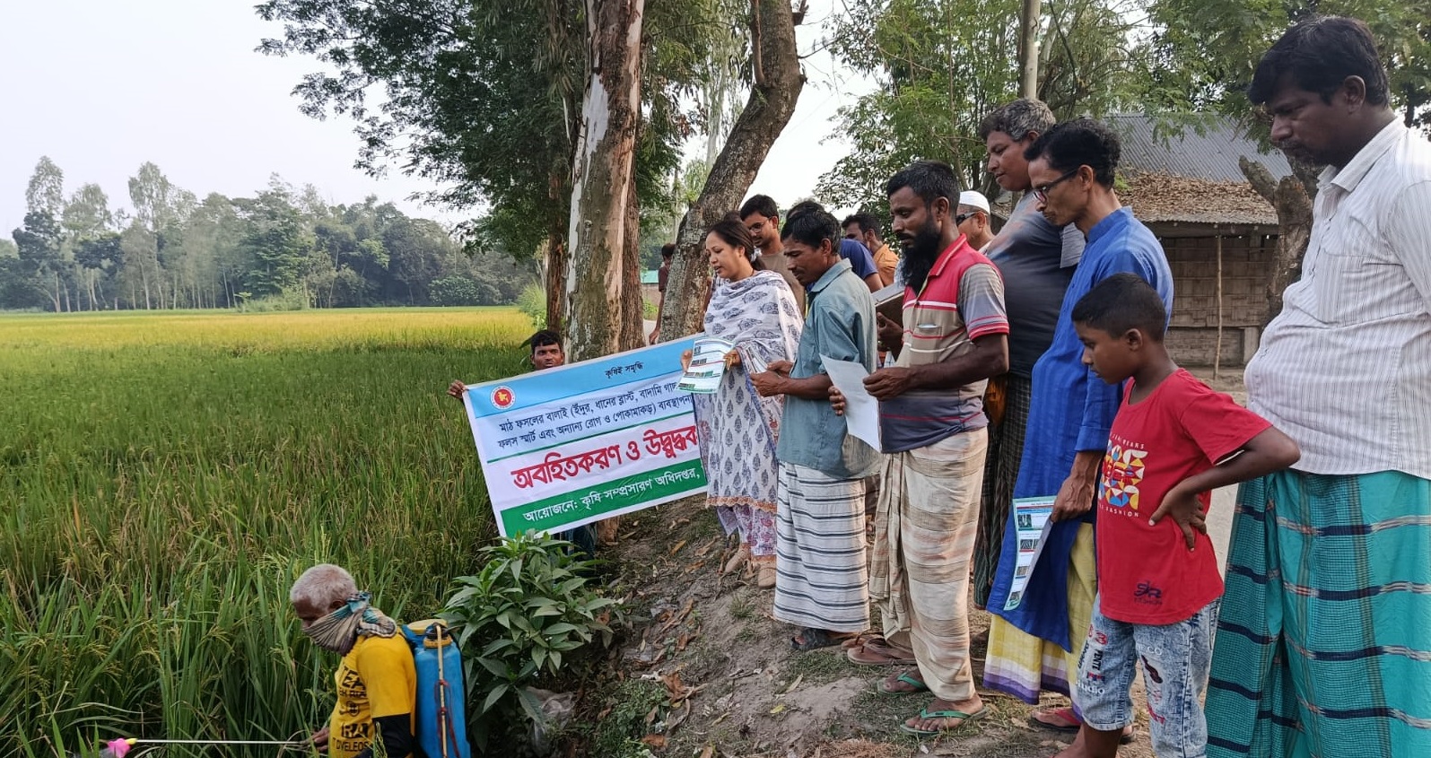 তারাগঞ্জে রোগ ও পোকামাকড় নিয়ে আলোচনা লিফলেট বিতরণ